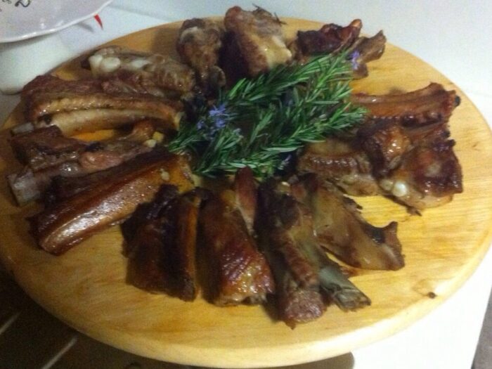 Costine di maiale al forno con la birra