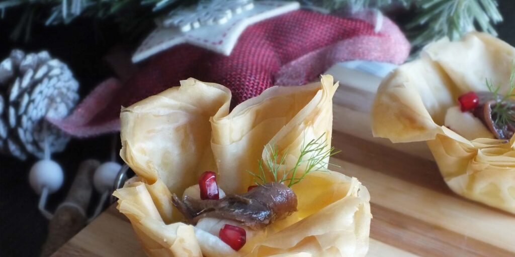 Cestini di pasta fillo con alici e melograno