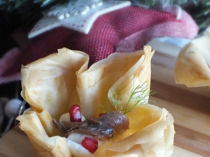 Cestini di pasta fillo con alici e melograno