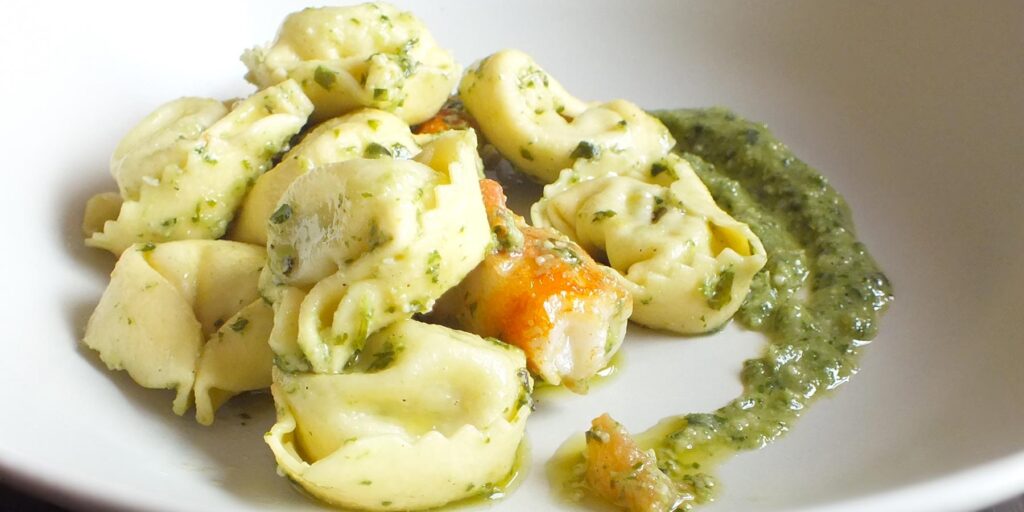 Tortelloni pesto e gamberi