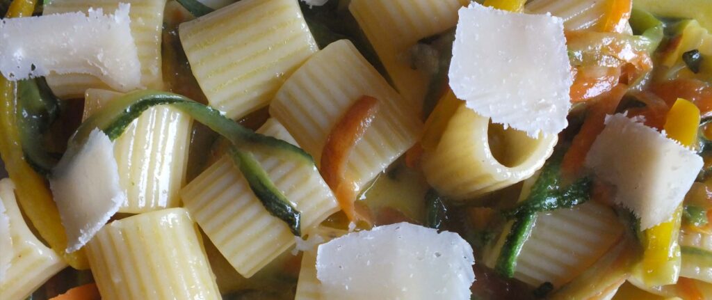 Mezze maniche alle verdure con l’uovo