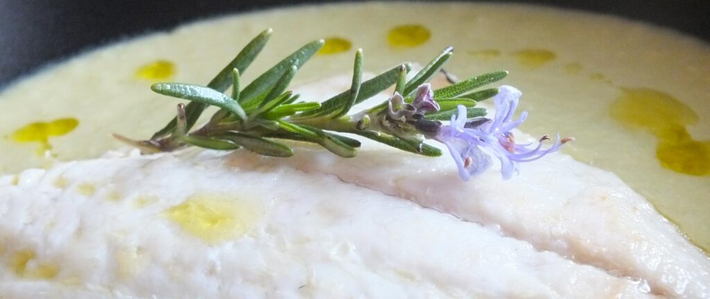 Filetto di orata con vellutata di fave e cuore di provola affumicata