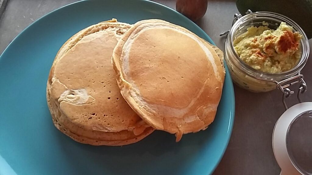 Pancakes con farina integrale e guacamole