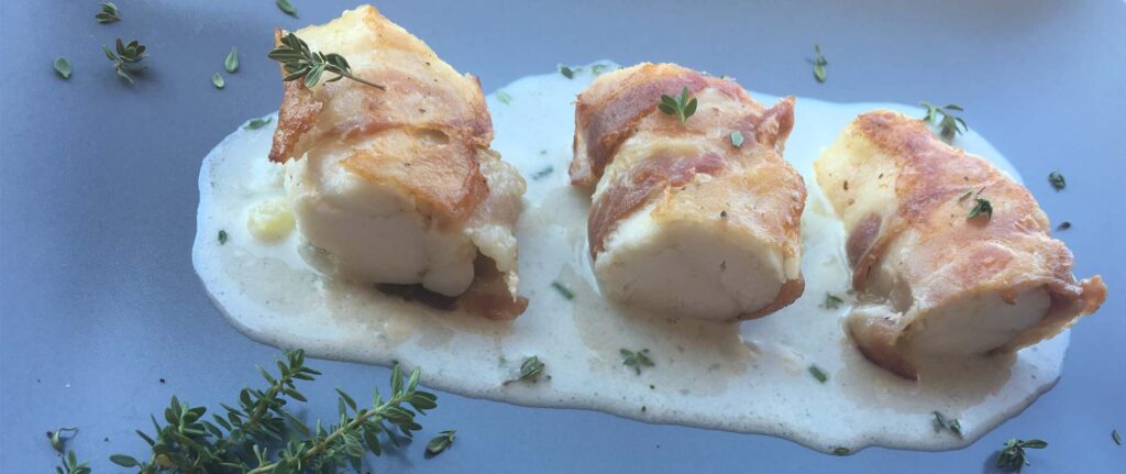 Bocconcini di Rana Pescatrice bardata con purè all’erba cipollina