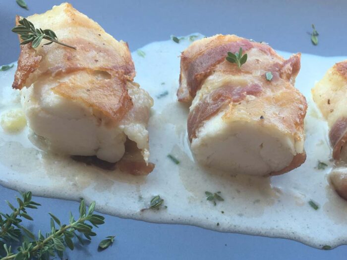 Bocconcini di Rana Pescatrice bardata con purè all’erba cipollina