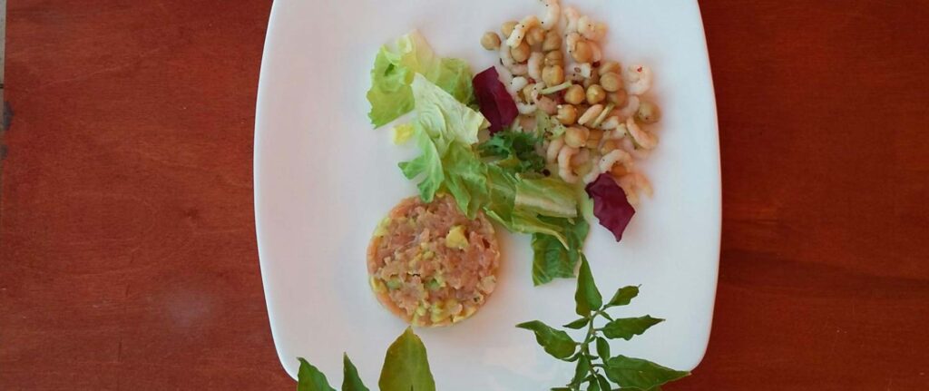 Tartare di spada con avocado e insalata di gamberetti