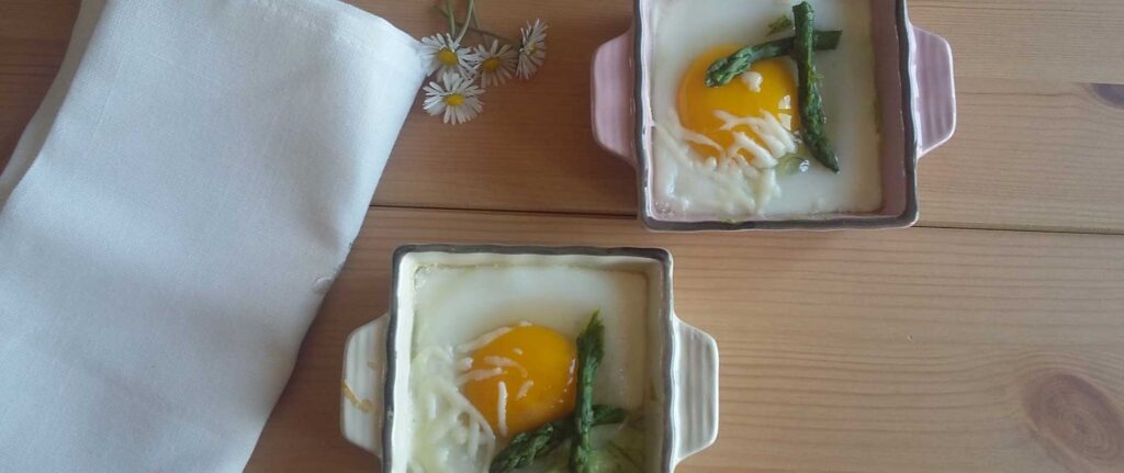 Uova e asparagi in cocotte