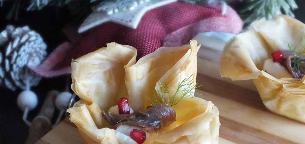 Cestini di pasta fillo con alici e melograno
