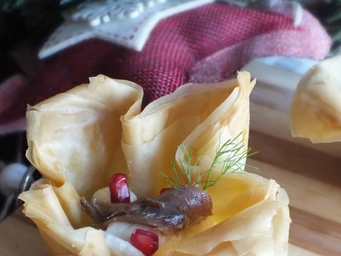 Cestini di pasta fillo con alici e melograno