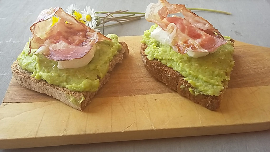 Crostone con purè di fave caprino e pancetta croccante