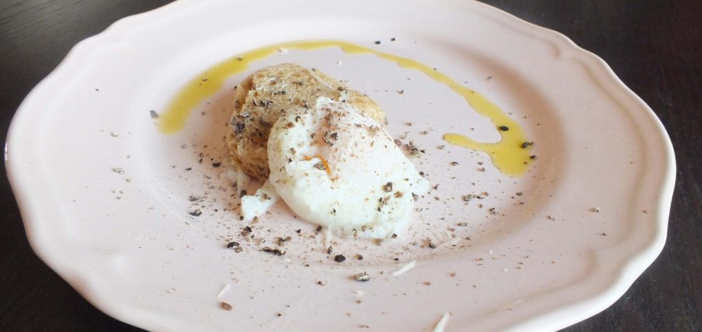 Uovo in camicia con tartufo