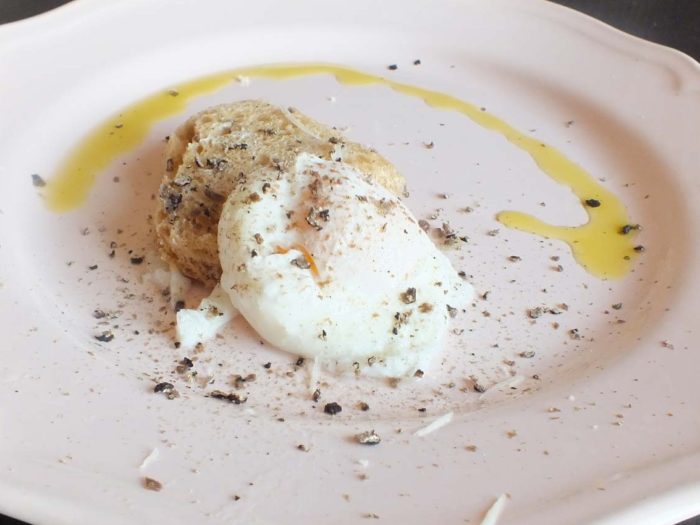Uovo in camicia con tartufo