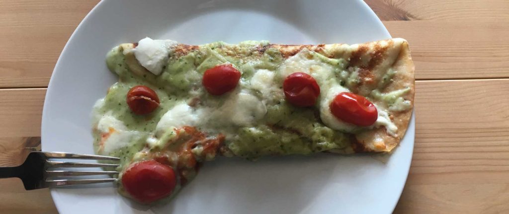 Crepes salate al pesto, bufala e pomodorini